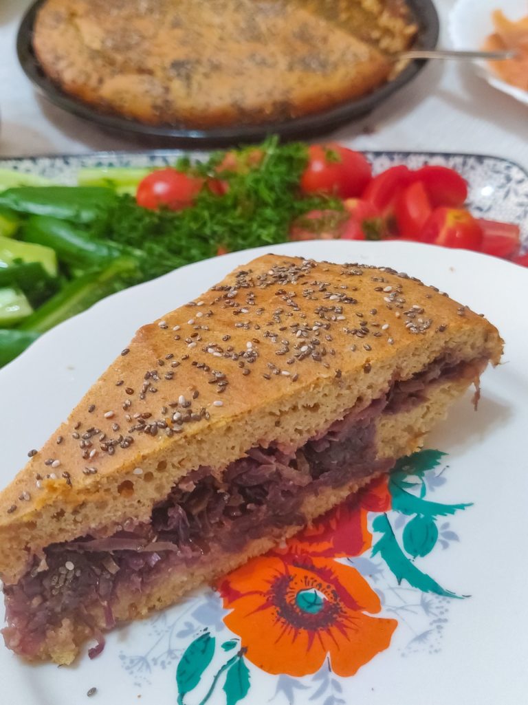 Заливной пирог с красной капустой и луком-пореем